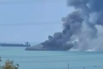 Tàu chở hàng bốc cháy dữ dội do trúng đạn trên biển