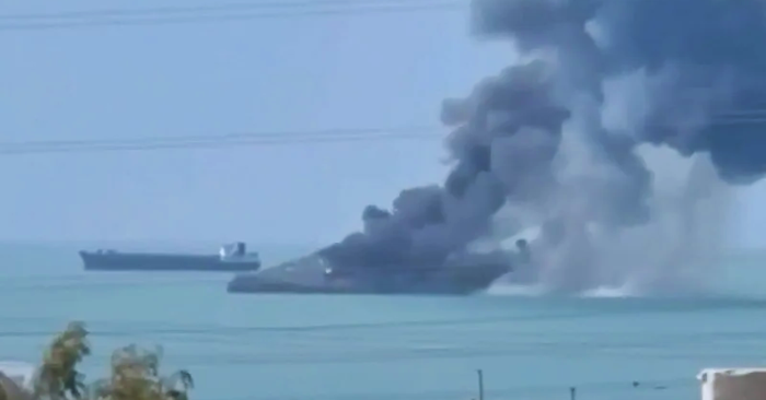 Tàu chở hàng bốc cháy dữ dội do trúng đạn trên biển