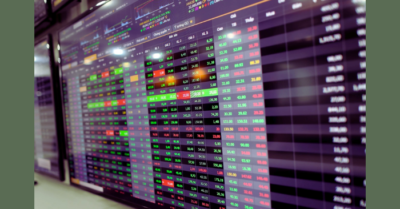 Mua cổ phiếu bắt đáy: Các sếp lớn gom hàng giữa lúc thị trường giảm