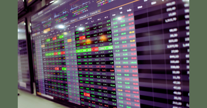 Mua cổ phiếu bắt đáy: Các sếp lớn gom hàng giữa lúc thị trường giảm