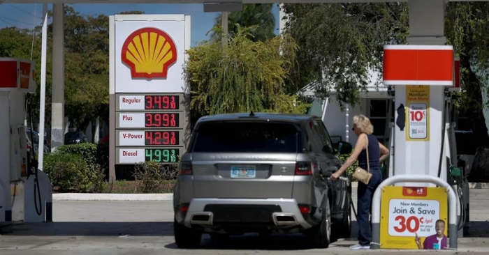 Mỹ cân nhắc nới lỏng trừng phạt dầu mỏ Nga để kìm hãm giá xăng dầu