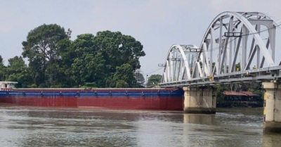 Tàu hàng va vào cầu Ghềnh gây gián đoạn đường sắt Bắc-Nam