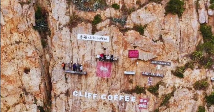 Quán cà phê vách đá Gushi Cliff thu phí 1,5 triệu đồng một lượt