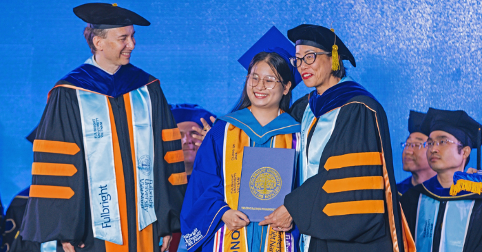 Nữ sinh khiếm thị