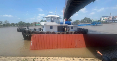 Sà lan 4.179 tấn làm rơi container xuống kênh