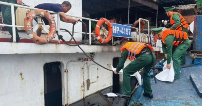 Thanh Hóa: Tàu chở 1.500 tấn cọc bê tông chìm tại cảng Long Sơn