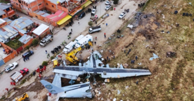 Máy bay quân sự Bolivia chở tiền rơi khiến hàng chục người tử vong