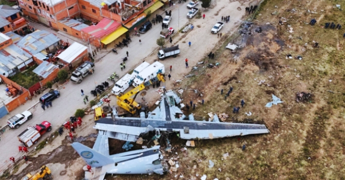 Máy bay quân sự Bolivia chở tiền rơi khiến hàng chục người tử vong