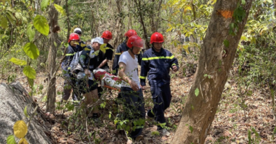Núi Dinh TPHCM: Cứu nữ du khách gãy chân