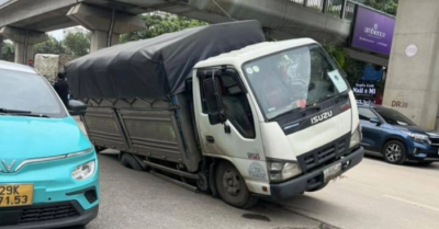 Hà Nội: Xe tải sập bánh xuống hố sâu do sụt lún trên đường Nguyễn Trãi