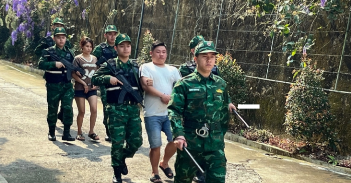 Bắt giữ vợ chồng