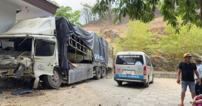 Tai nạn xe tải lao xuống văn phòng làm ba người tử vong
