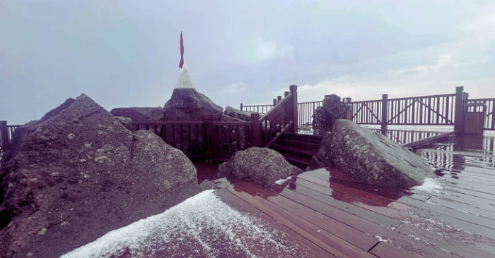 Mưa đá Fansipan kèm dông lốc xảy ra chiều 22/04 làm tốc mái nhà dân và hư hỏng hạ tầng tại Lào Cai trong khi không khí lạnh bắt đầu tràn về.