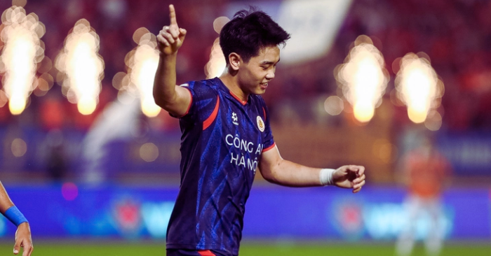 Chứng kiến Nguyễn Đình Bắc lập hat-trick vào lưới SLNA, HLV Văn Sỹ Sơn thừa nhận học trò cũ đã thực sự trưởng thành và chuyên nghiệp hơn trước.