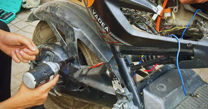 Cảnh sát Nghệ An ngày 3/4 phát hiện nhóm học sinh dùng linh kiện mạng độ xe điện để tăng tốc độ lên 100km/h tại xã Anh Sơn nhằm thỏa mãn cảm giác mạnh.