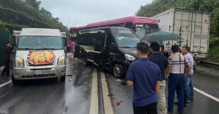 Va chạm trên cao tốc Nội Bài - Lào Cai giữa bốn ô tô