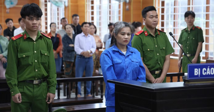 bảo mẫu bạo hành
