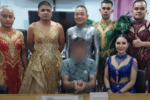 Cảnh sát Thái Lan mặc váy hóa thân vũ công mật phục bắt tội phạm