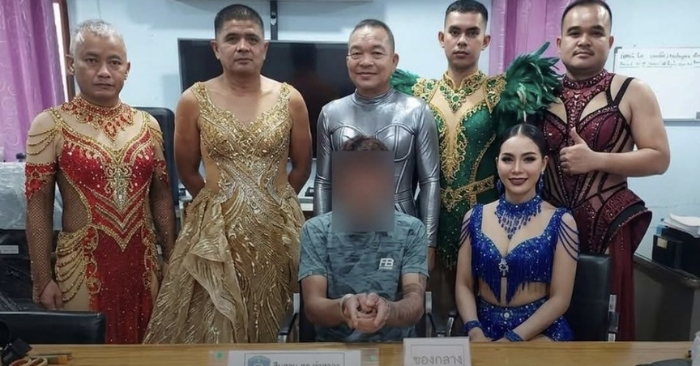 Cảnh sát Thái Lan mặc váy hóa thân vũ công mật phục bắt tội phạm