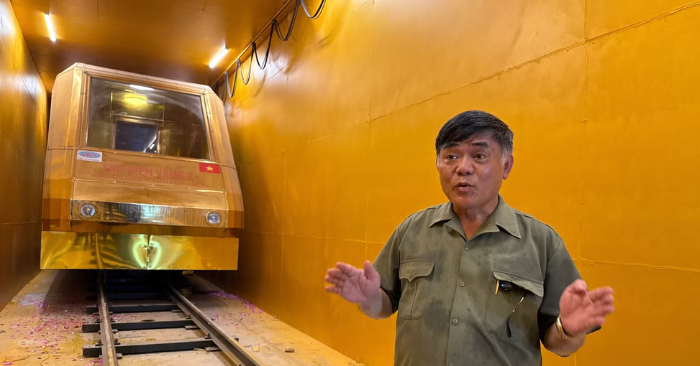 tàu điện dát vàng