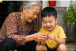 Bất ngờ với 3 đặc điểm của trẻ được ông bà chăm sóc