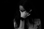 Báo động tình trạng giới trẻ rơi vào trầm cảm vì sợ thua kém bạn bè