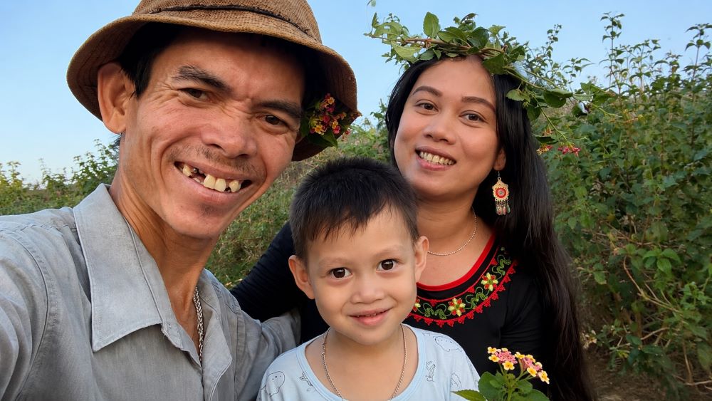 Cuộc sống của Sô Y Tiết sau 6 năm nổi tiếng thế giới có nhiều thay đổi, cùng gia đình gây dựng cuộc sống trên đất rừng.