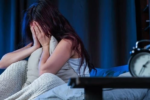 Thức khuya “trả thù” giờ đi ngủ: Người trẻ tự đẩy mình vào vòng xoáy đột quỵ não