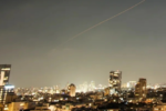 Iran ồ ạt phóng tên lửa vào Israel khiến còi báo động vang khắp cả nước