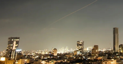 Iran ồ ạt phóng tên lửa vào Israel khiến còi báo động vang khắp cả nước