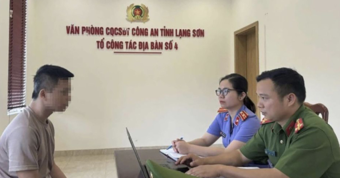 khởi tố người đi bộ
