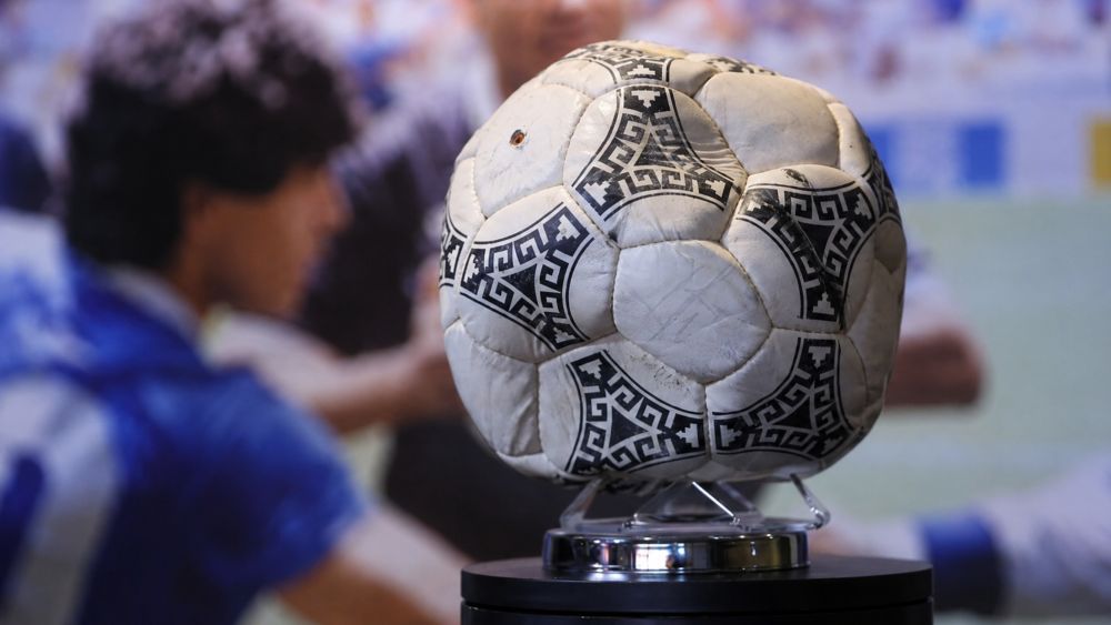 Quả bóng gắn với bàn thắng “Bàn tay của Chúa” của Maradona được đấu giá giữa World Cup 2026, dự kiến thu về 240 tỉ đồng.
