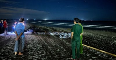 Tìm thấy thi thể bé trai mất tích khi tắm biển cùng cha