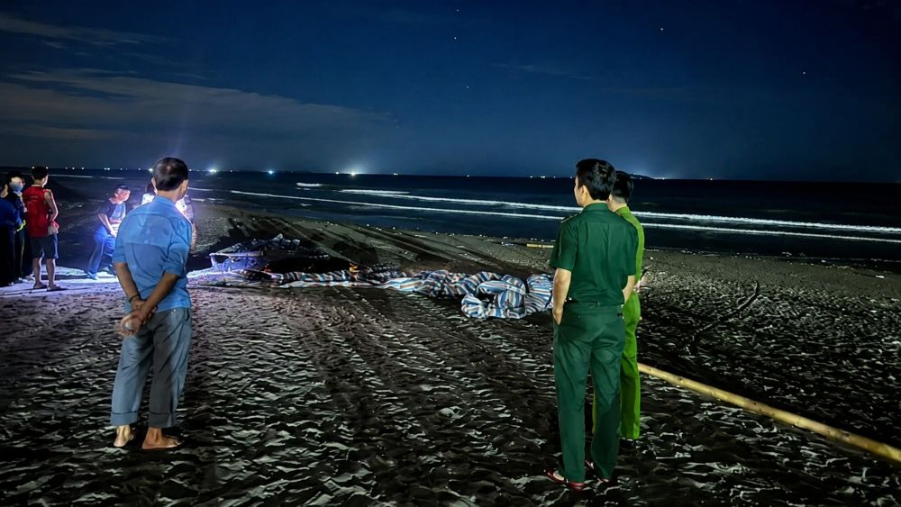 Tìm thấy thi thể bé trai mất tích khi tắm biển cùng cha