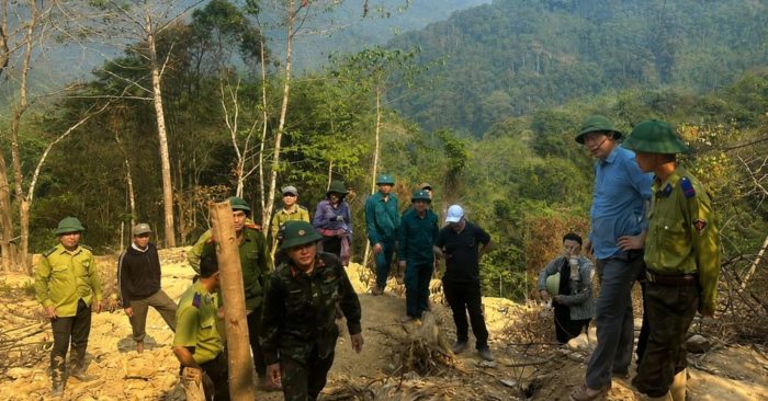Sau tin đồn có vàng sa khoáng, lực lượng chức năng kiểm tra hiện trường đào bới trái phép trong rừng. Xem diễn biến vụ việc.