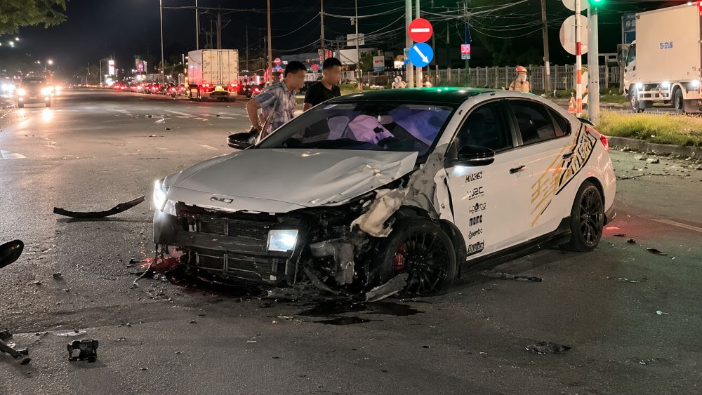Tai nạn giao thông Vĩnh Long khiến 2 người tử vong sau vụ va chạm giữa ô tô và xe máy trên Quốc lộ 1, cơ quan chức năng đang điều