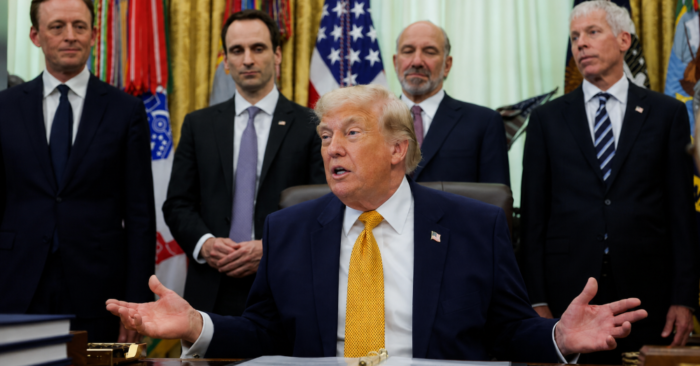 Ông Trump cảnh báo Iran sẽ đối mặt hậu quả nếu không tuân thủ thỏa thuận, diễn biến mới thu hút sự chú ý quốc tế.