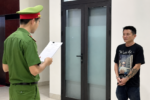 Người đàn ông say rượu lái bán tải tông quán nhậu rồi thách thức công an phường