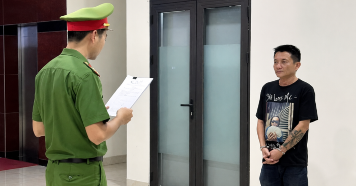Người say rượu lái bán tải tông quán nhậu rồi thách thức công an phường