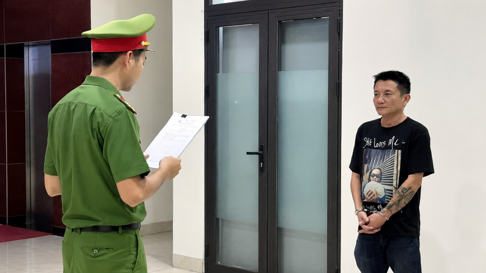 Người đàn ông say rượu lái ô tô tông vào quán nhậu rồi thách thức công an bị bắt tạm giam. Xem diễn biến vụ việc.