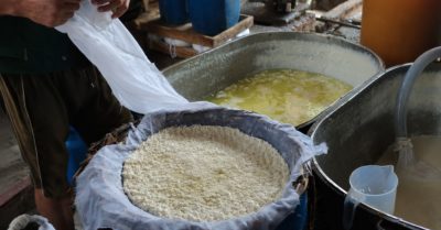 Mang danh sữa tươi, bên trong là hóa chất pha trộn công nghiệp