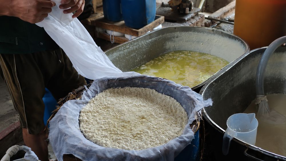 Công an triệt phá đường dây sản xuất sữa giả từ hóa chất, thu giữ 5.300 lít cùng nhiều máy pha trộn công nghiệp.