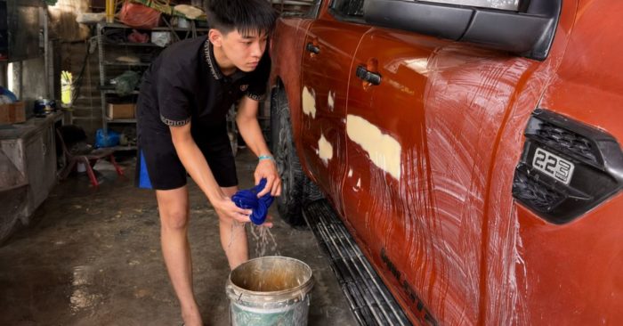 Mồ côi cả bố lẫn mẹ, cậu bé 13 tuổi đi làm hè tại ga ra ô tô để dành tiền mua bảo hiểm y tế, lan tỏa nghị lực sống.