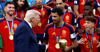 Tổng thống Mỹ trao cúp vô địch World Cup cho đội Tây Ban Nha
