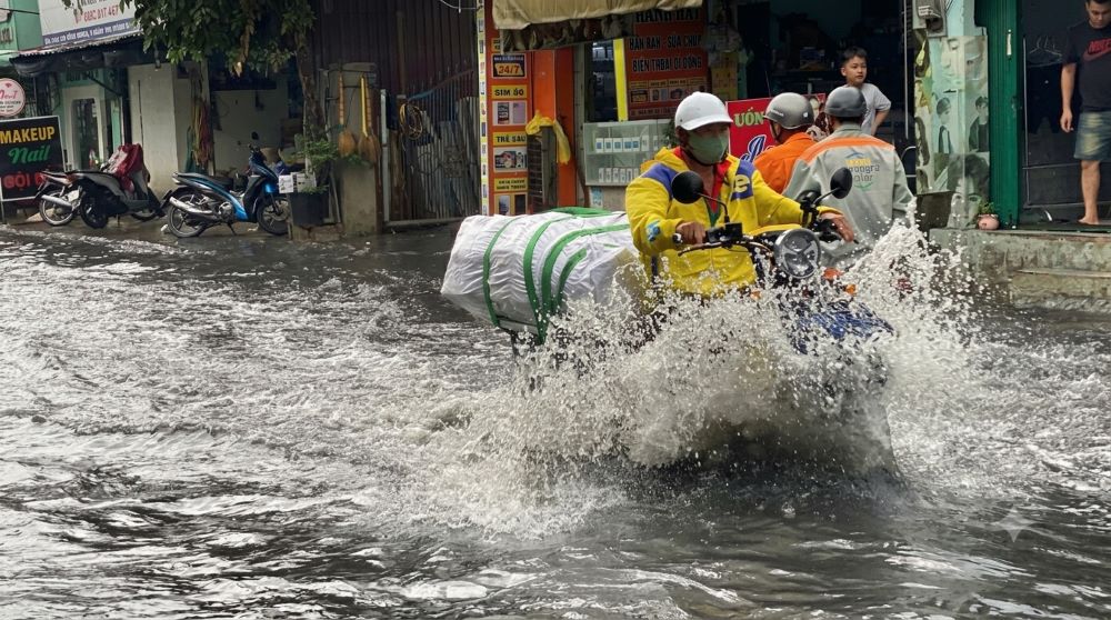 Mưa lớn kéo dài khiến nhiều tuyến đường tại TPHCM ngập sâu, phương tiện chết máy hàng loạt và giao thông di chuyển cực kỳ khó khăn.
