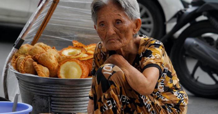 "Bà Tai Yến cô đơn" lặng lẽ bán bánh suốt 19 năm giữa trung tâm TP.HCM để giữ lời hứa với con. Đọc câu chuyện đầy xúc động.