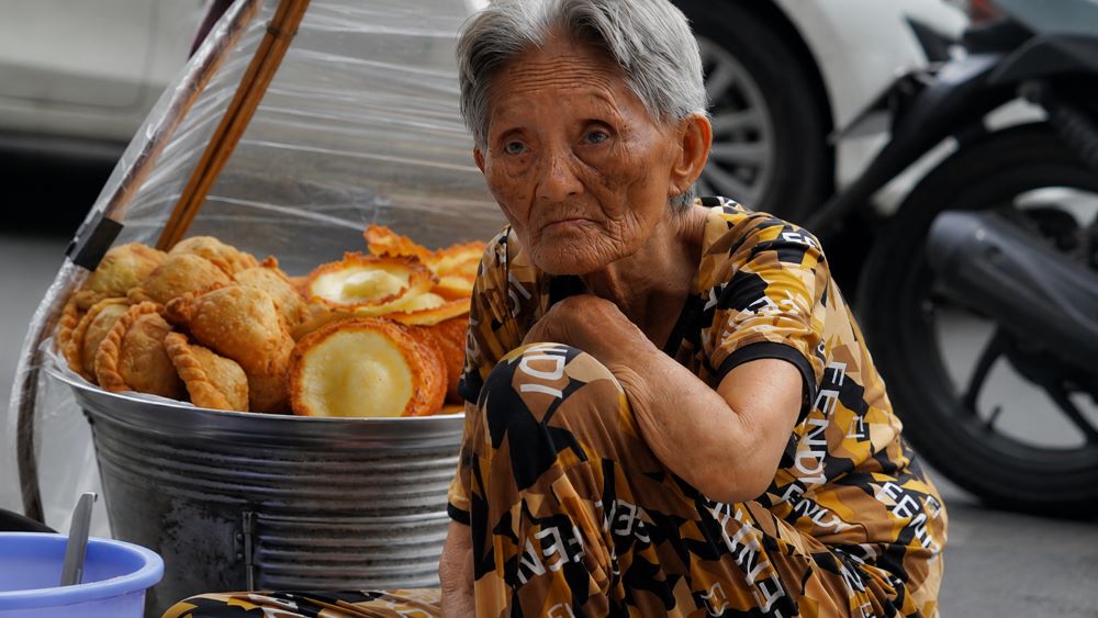 "Bà Tai Yến cô đơn" lặng lẽ bán bánh suốt 19 năm giữa trung tâm TP.HCM để giữ lời hứa với con. Đọc câu chuyện đầy xúc động.