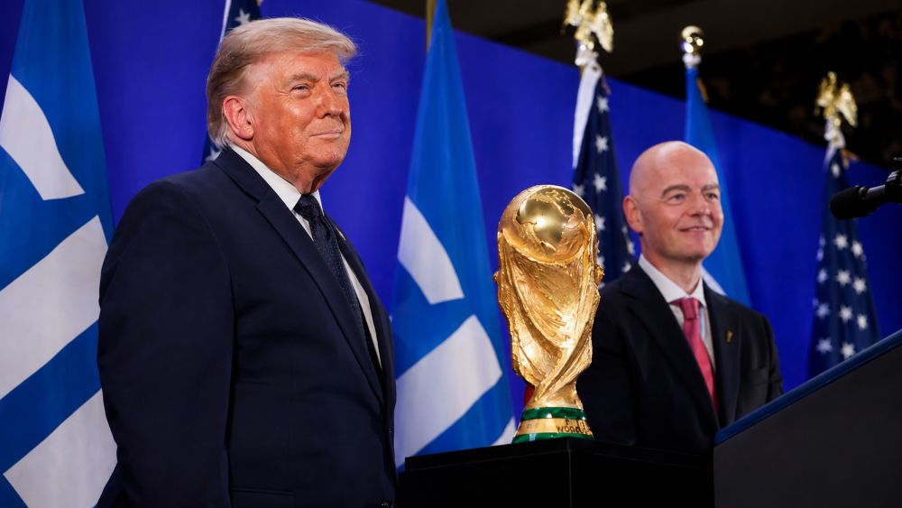 World Cup 2026 giúp FIFA đạt doanh thu vượt kỳ vọng, trong khi Tổng thống Donald Trump bày tỏ mong muốn Mỹ tiếp tục đăng cai giải đấu.