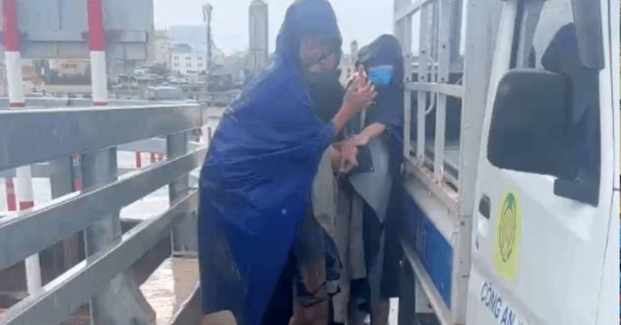 Ngăn nữ sinh có ý định nhảy cầu Hoàng Văn Thụ kịp thời