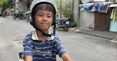 Cậu bé bán trứng bằng thơ ở TP.HCM gây sốt mạng xã hội với hàng triệu lượt xem